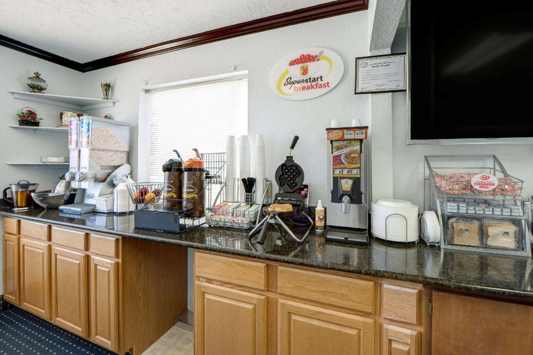 Food & Drinks 5, Super 8 by Wyndham Dumas TX, Moore