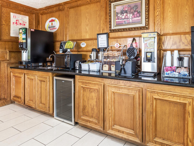 Food & Drinks 5, Super 8 by Wyndham League City, Galveston