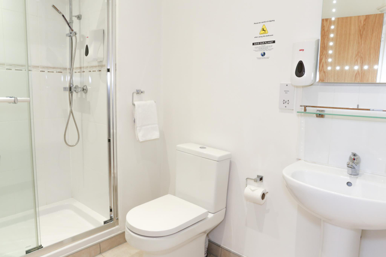 Bathroom 3, Flexistay Leicester Gables Aparthotel, Leicester