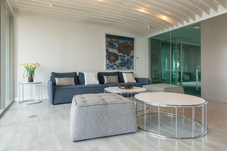 Luxury 1bedroom Step to BTS Wongwienyai, Khlong San