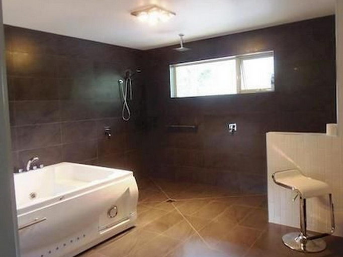 Bathroom, Halls Gap Valley Lodges, N. Grampians  - Stawell