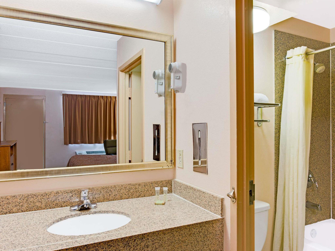 Bathroom 4, Super 8 by Wyndham Laurel, Howard
