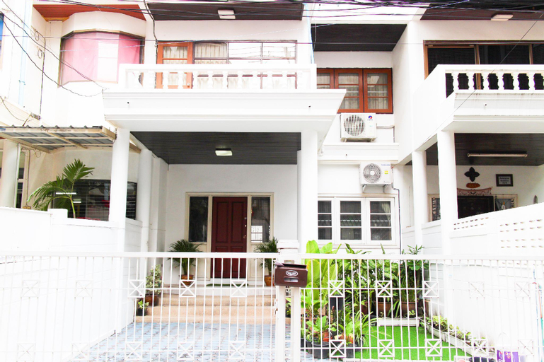 7min to Asoke, Terminal21 on foot! 4BR House!, Khlong Toey