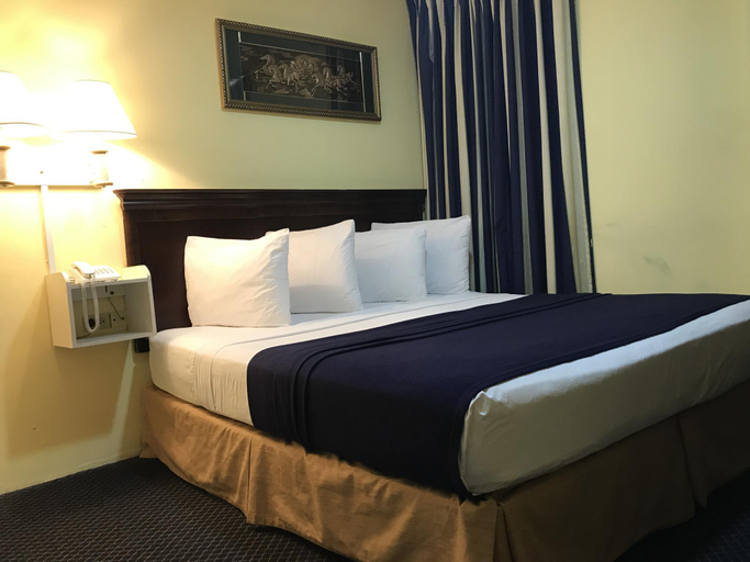Bedroom 3, Airport Suites Hotel