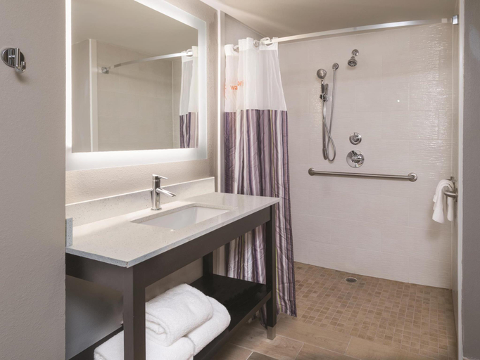 Bathroom 4, La Quinta Inn & Suites by Wyndham Kennesaw, Cobb