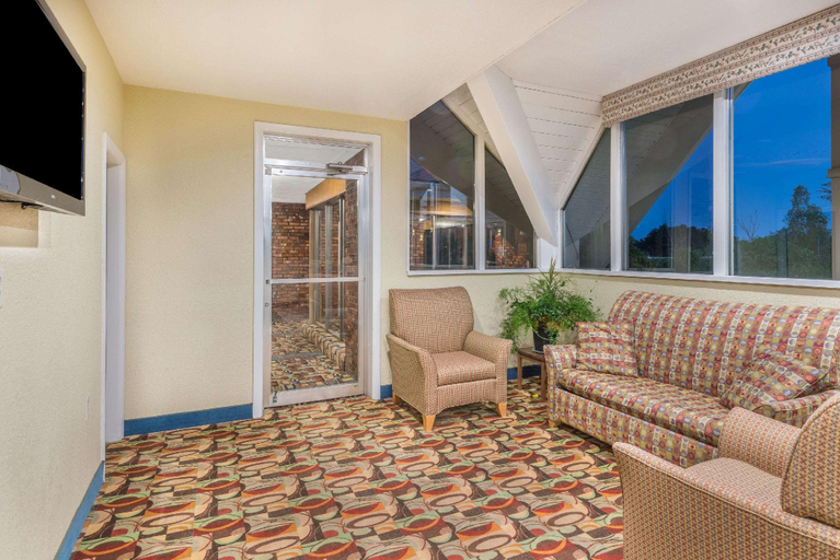 Public Area 2, Howard Johnson by Wyndham Bangor, Penobscot