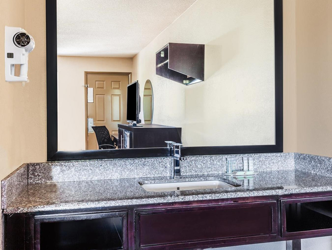 Bathroom 4, Super 8 by Wyndham Stockbridge, Henry