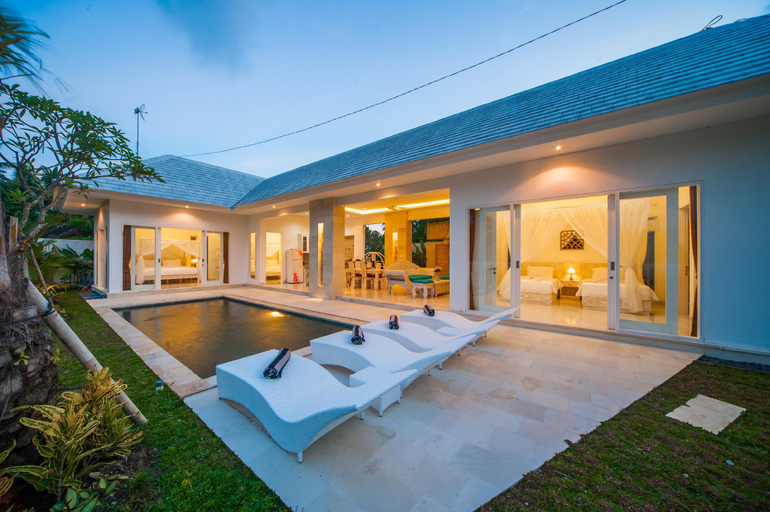 Sport & Beauty 2, Float in the Pool of a Magnificent Villa, Gianyar
