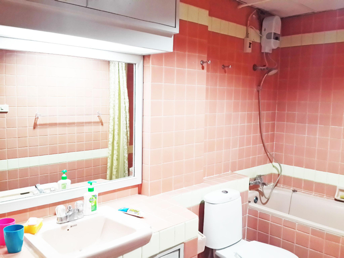 Bedroom 4, Center of Bangkok, Walk to Erawan, Modern Thai, Ratchathewi