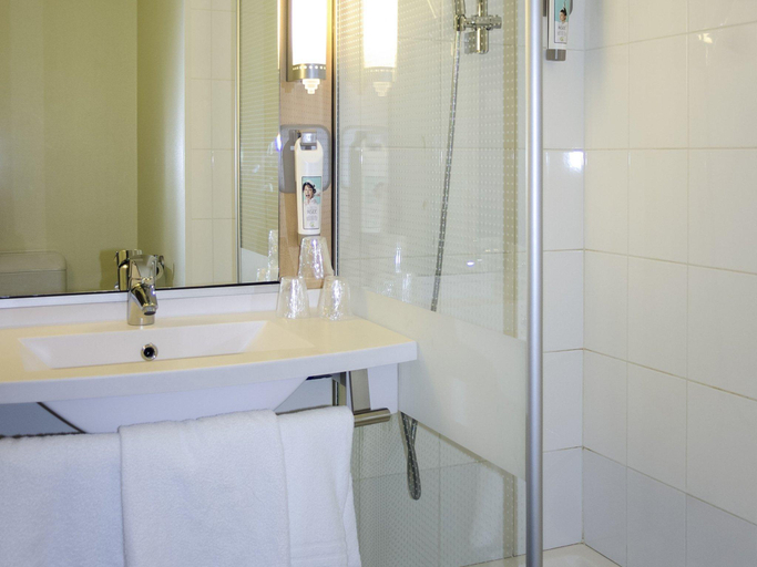 Bathroom 4, ibis Marseille Provence Aeroport, Bouches-du-Rhône