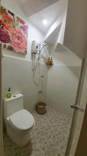 Bathroom, Josephine's Bunker, Legazpi City