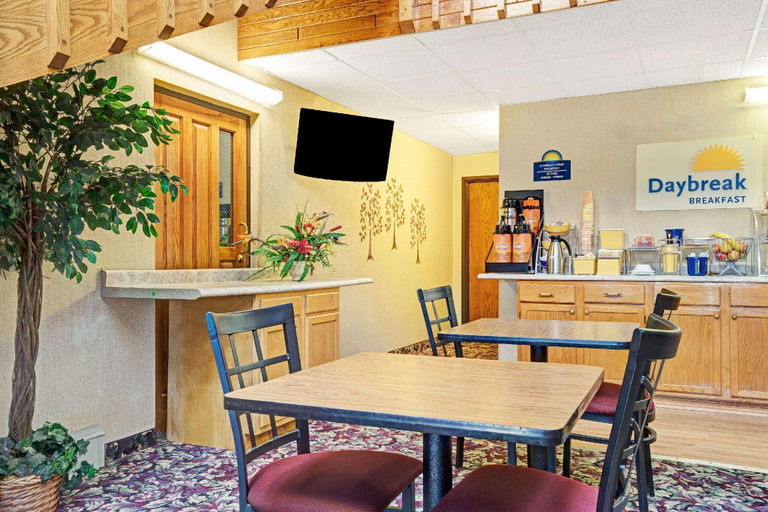 Food & Drinks 5, Days Inn by Wyndham Monticello, Wright