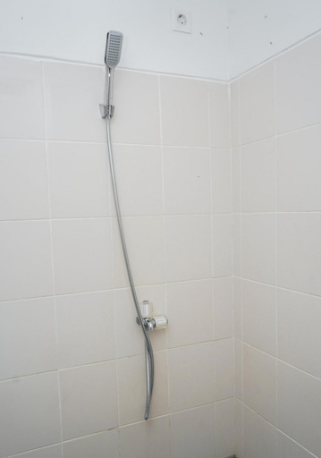 Bathroom 5, Modern Look Studio Akasa Pure Living Apartment BSD By Travelio, Tangerang Selatan