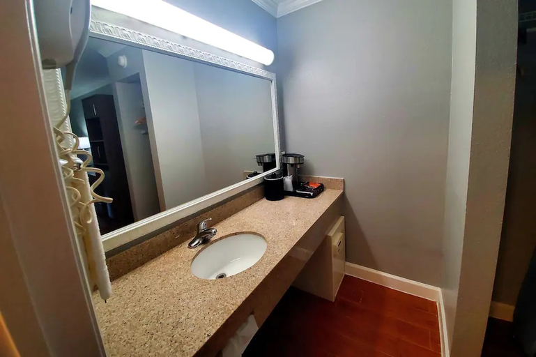 Bathroom 5, Vero Beach Inn & Suites I-95, Indian River
