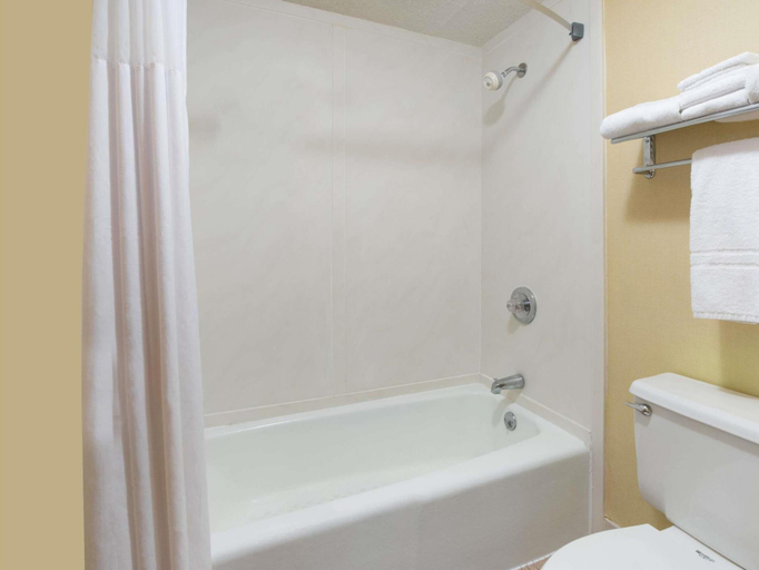 Bathroom 4, Days Inn by Wyndham Paducah I-24 Exit 4 , McCracken