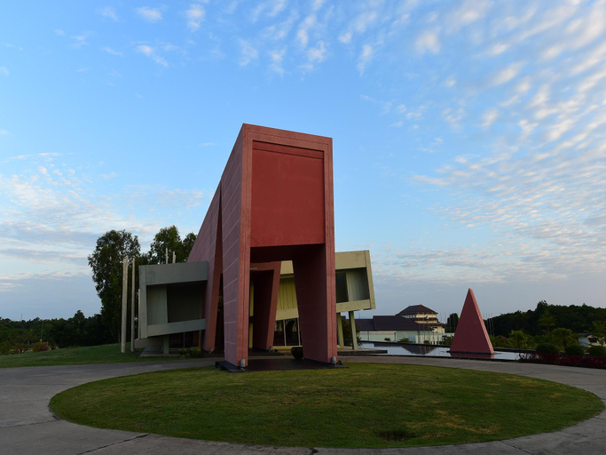 Exterior & Views