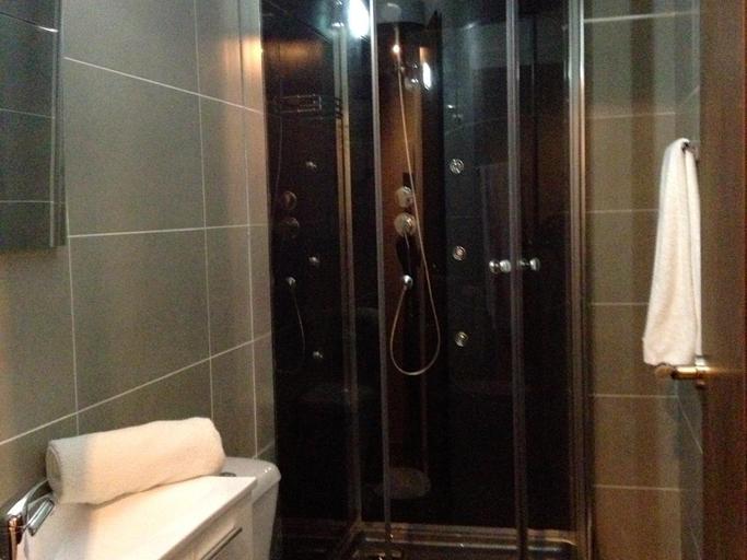 Bathroom 2, Hostal B&C BCN, Barcelona