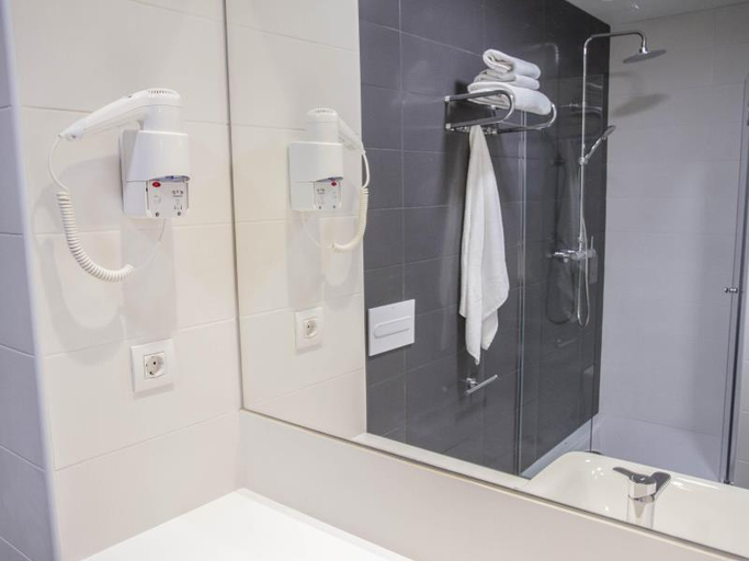 Bathroom 4, B&B Hotel Barcelona Viladecans, Barcelona
