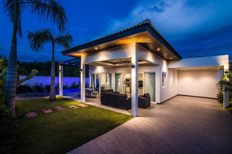 Exterior & Views