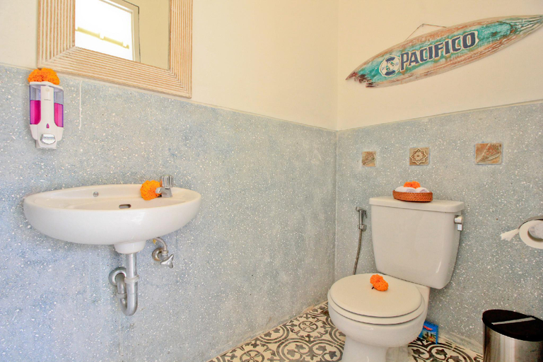 Bathroom 2, UMA LIMA 2BR -7min Beach Access & 10min to CANGGU, Badung