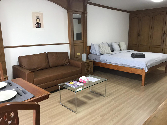 Nana-Asoke,a city view studio,10 mins to Sky train, Wattana