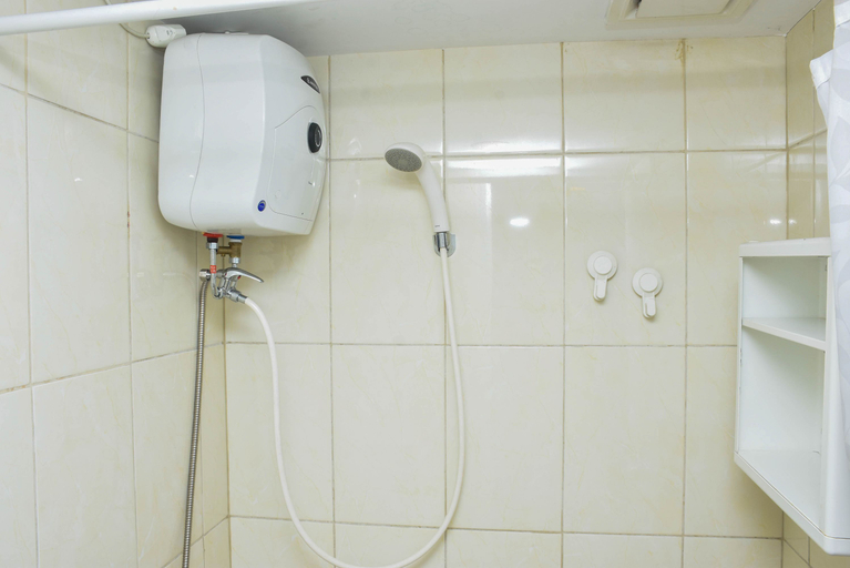 Bathroom 5, Cozy Living Studio at Springlake Summarecon Bekasi Apartment By Travelio, Bekasi
