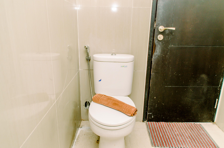 Bathroom 5, Nice and Elegant Studio at Paramount Skyline Apartment By Travelio, Tangerang