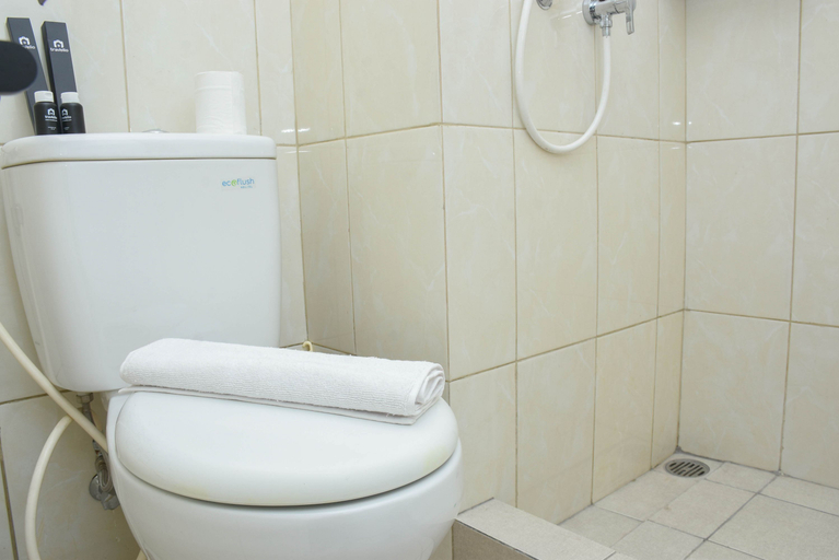 Bathroom 5, Minimalist Studio at Springlake Summarecon Bekasi Apartment By Travelio, Bekasi
