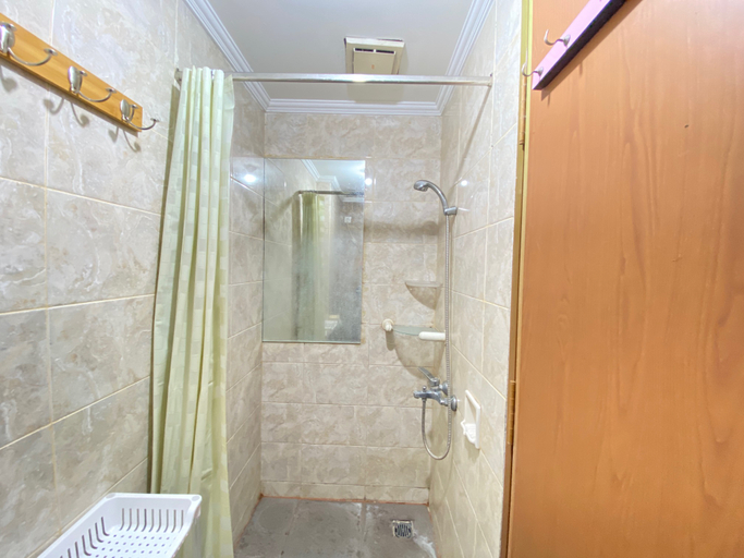 Bathroom 3, Comfy Studio Room at Galeri Ciumbuleuit 1 Apartment By Travelio, Bandung