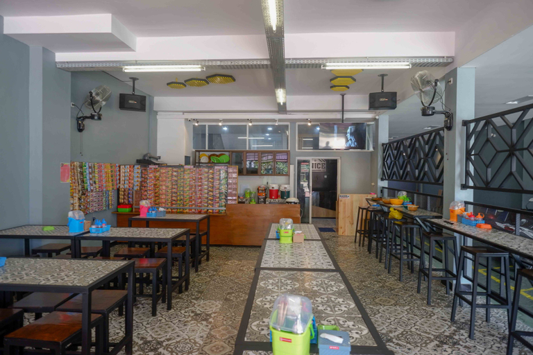 Food & Drinks 5, RedDoorz Plus near Patung Kuda Undip, Semarang