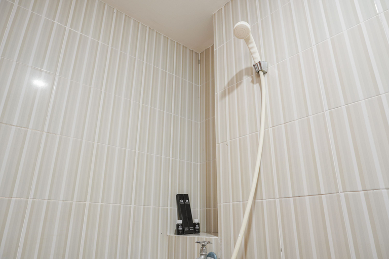 Bathroom 5, Nice and Cozy Studio at Cinere Resort Apartment By Travelio, Depok
