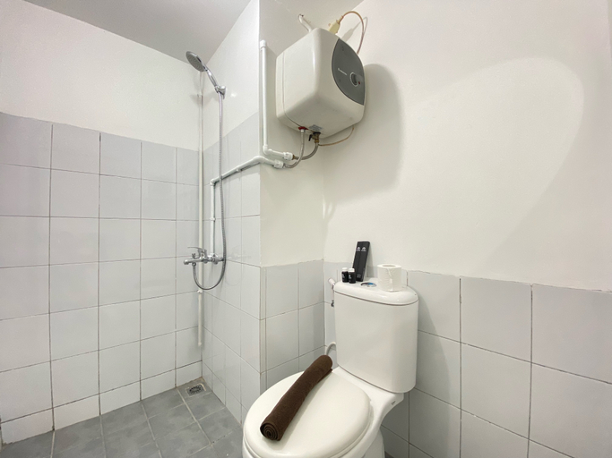 Bathroom 5, Spacious 1BR at Grand Asia Afrika By Travelio, Bandung