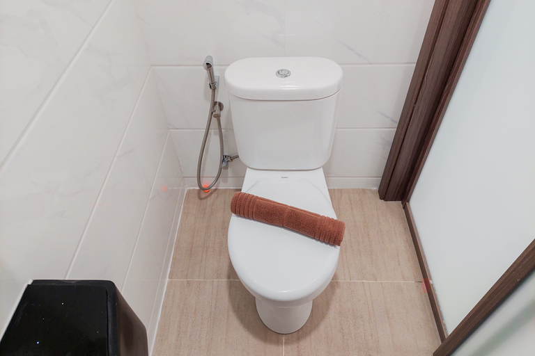 Bathroom 2, Studio Apartment at Sky House BSD with Cozy Design By Travelio, Tangerang Selatan