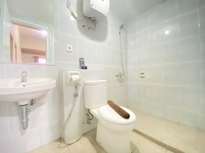 Bathroom 5, Pleasant 2BR Apartment at Newton Residence By Travelio, Bandung