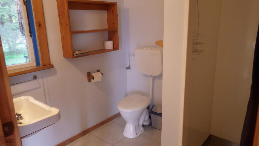 Bathroom 3, The Sandcastle, Tasman