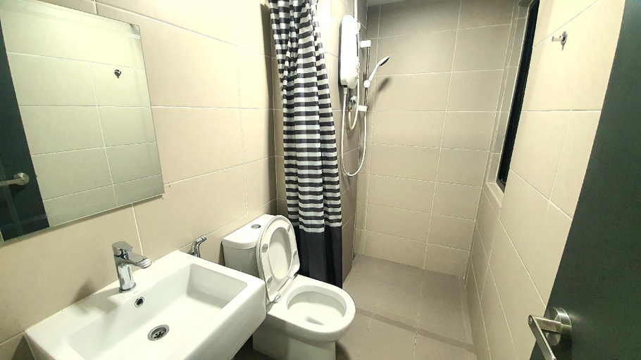 Bathroom, Aldridge Residence Cosy Apartment @EMIRA, Shah Alam