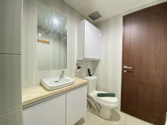 Bathroom 5, Minimalist 2BR at Galeri Ciumbuleuit 2 Apartment By Travelio, Bandung