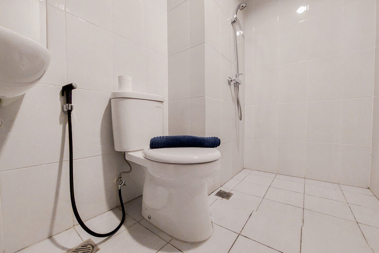 Bathroom 5, Modern Look and Comfy 2BR at Casa De Parco Apartment By Travelio, Tangerang