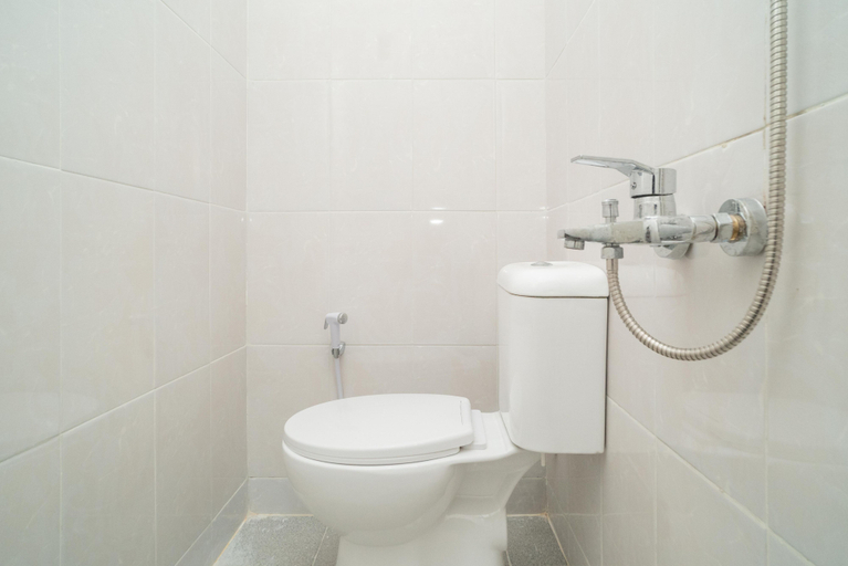 Bathroom 4, RedDoorz near Sarinah Jakarta, Central Jakarta