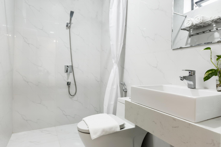 Bathroom, LYN'S Hotel and Apartment, Da Nang