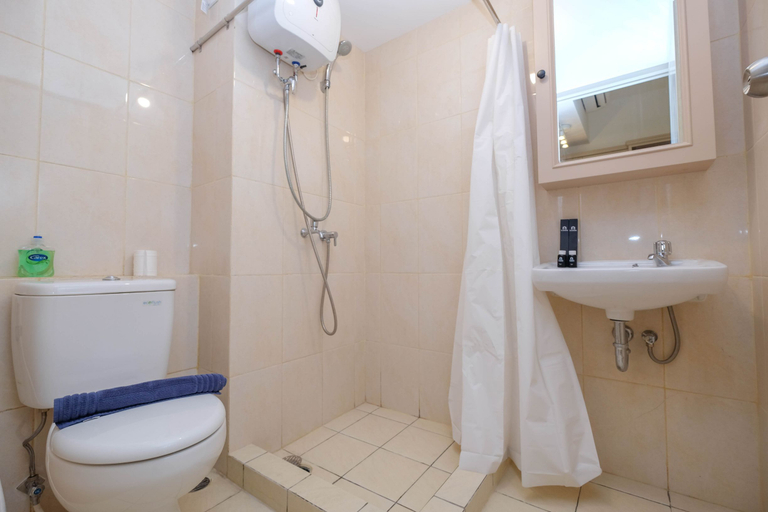Bathroom 5, Cozy and Strategic Studio at Springlake Summarecon Apartment By Travelio, Bekasi