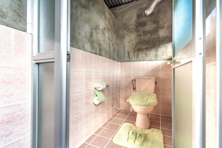Bathroom 4, Entire renovated house,  Free Internet , 3 Parking, Uruma
