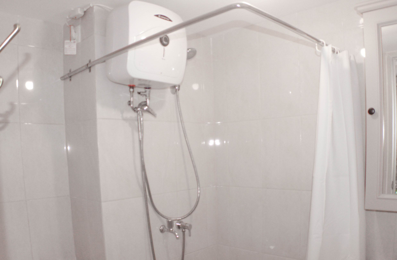 Bathroom 5, Warm and Cozy Studio at Springlake Summarecon Apartment By Travelio, Bekasi