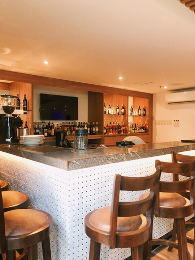 Food & Drinks 5, Commander Suites de Boracay, Malay