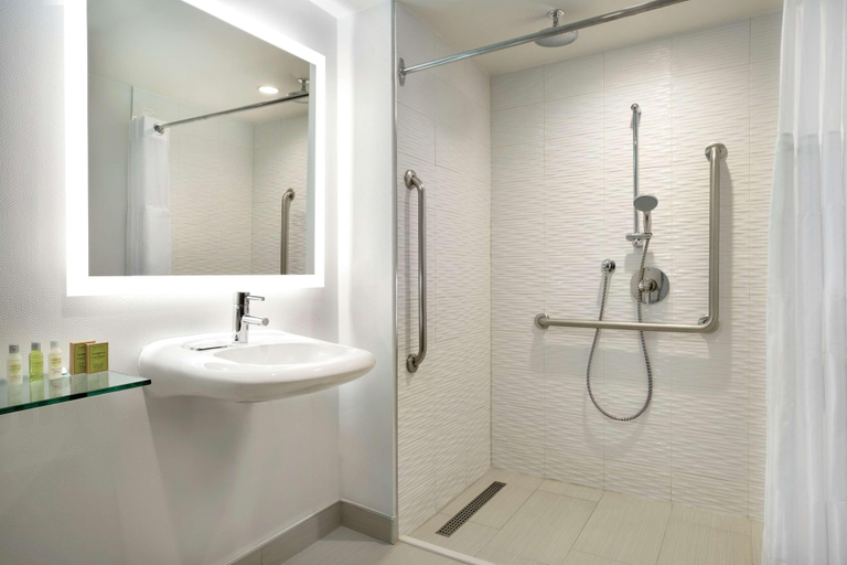 Bathroom 5, DoubleTree by Hilton Toronto Airport West, Peel