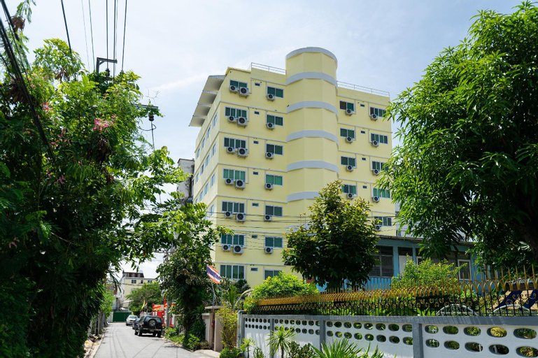 Exterior & Views 27