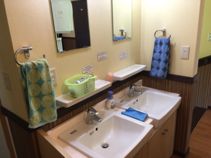 Bathroom 3, Niseko Tabi-tsumugi Backpackers, Kutchan