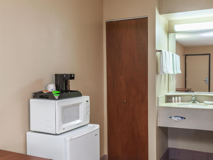 Bathroom 4, Red Carpet Inn, Cecil
