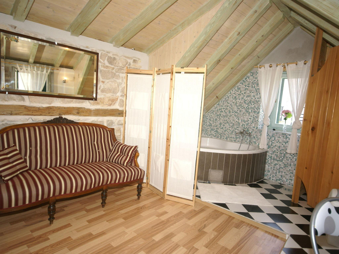 Others 4, Traditional house with two apartments, Vis