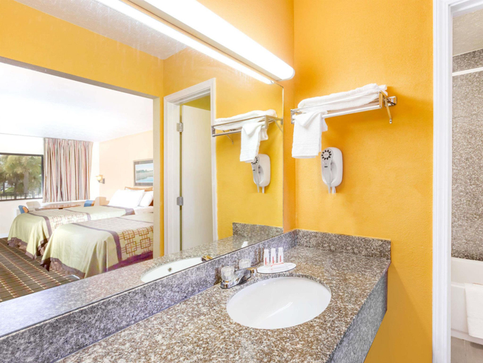 Bathroom 5, Days Inn by Wyndham Little River, Horry